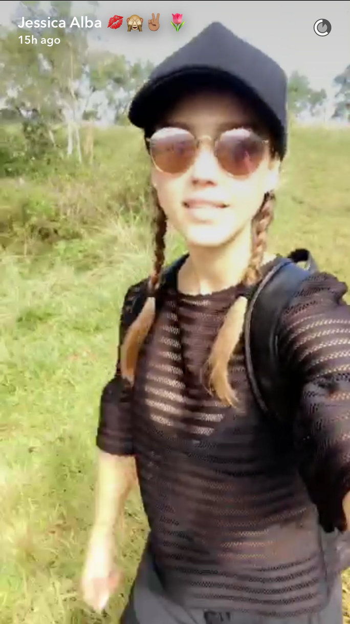 ジェシカ Alba Holiday Hike EMBED 2