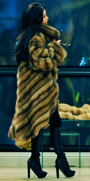 김 Kardashian 2011 Looks - fur coat