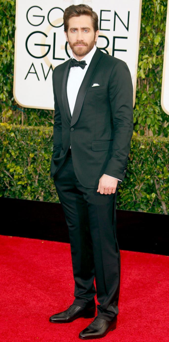 제이크 Gyllenhaal in a black tuxedo