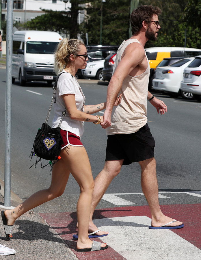 마일리 Cyrus and Liam Hemsworth in Australia - Embed