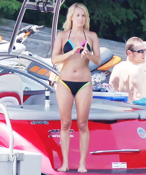 2012 년 Bikinis - Carrie Underwood