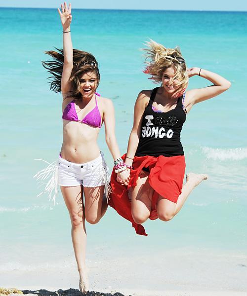 2012 년 Bikinis - Lucy Hale and Ashley Benson