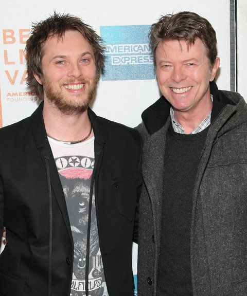 מנהל Duncan Jones and father David Bowie attend the premiere of 'Moon' during the 2009 Tribeca Film Festival at BMCC Tribeca Performing Arts Center on April 30, 2009 in New York City. 