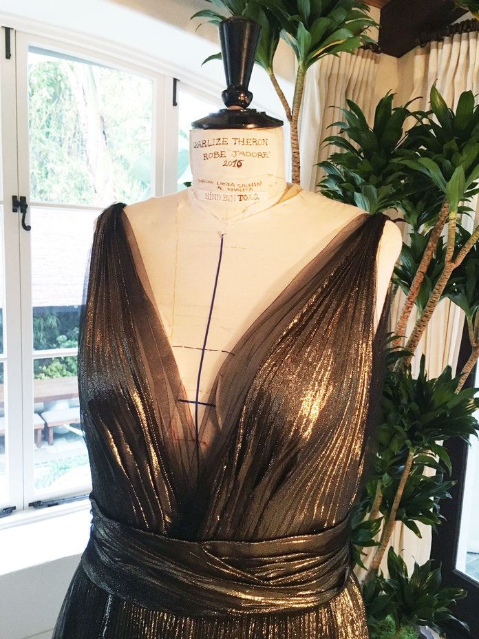 쪽으로 close with Charlize Theron's custom Dior gown. 