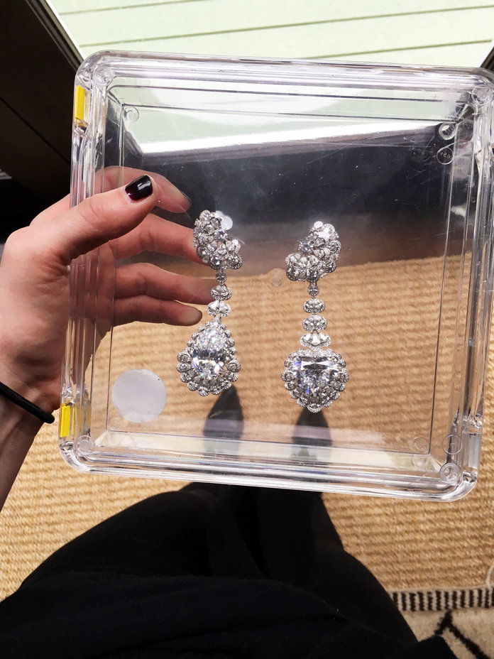 샤를리즈 Theron’s Chopard diamond earrings. 