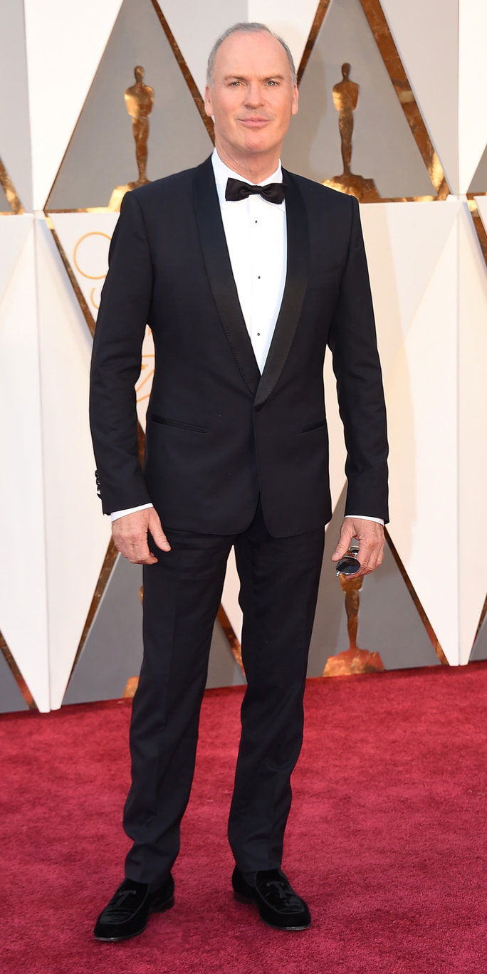 מיכאל Keaton arrives at the Oscars on Sunday, Feb. 28, 2016, at the Dolby Theatre in Los Angeles. (Photo by Jordan Strauss/Invision/AP)