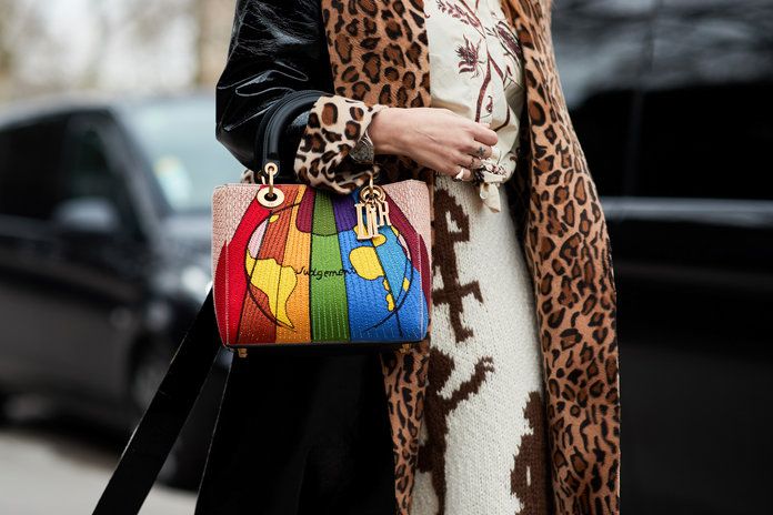 에서 rainbow Dior bag 