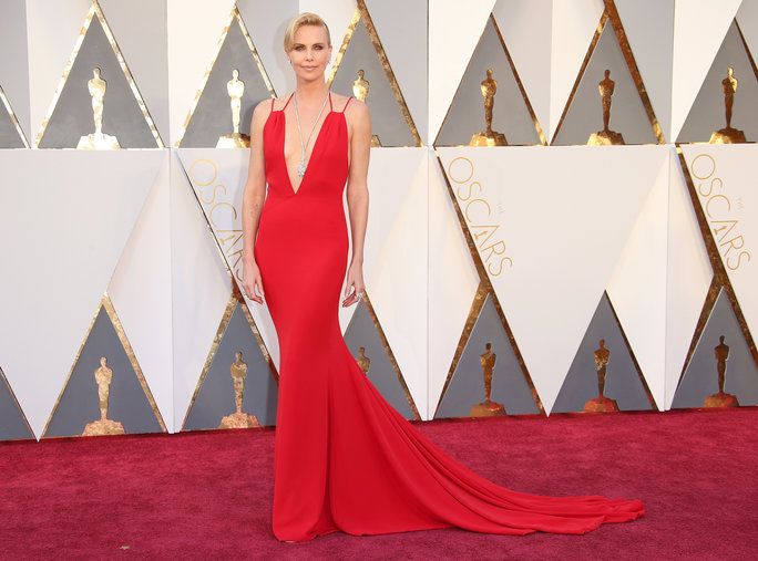 חלק עליון Searched Oscar Dresses - Charlize Theron - 1