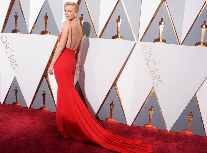 שחקנית Charlize Theron arrives at the 88th Annual Academy Awards at Hollywood & Highland Center on February 28, 2016 in Hollywood, California.