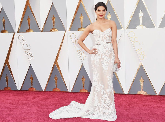 שחקנית Priyanka Chopra attends the 88th Annual Academy Awards at Hollywood & Highland Center on February 28, 2016 in Hollywood, California.