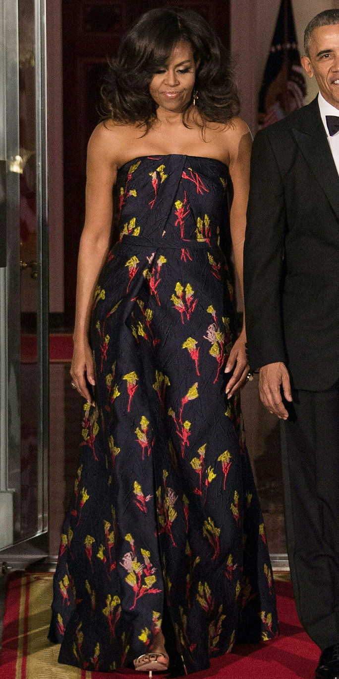 最初 Lady Michelle Obama walk out to greet Canadian Prime Minister Justin Trudeau and his wife Sophie Gregoire Trudeau for a State Dinner in their honor at the White House in Washington, DC, on March 10, 2016.