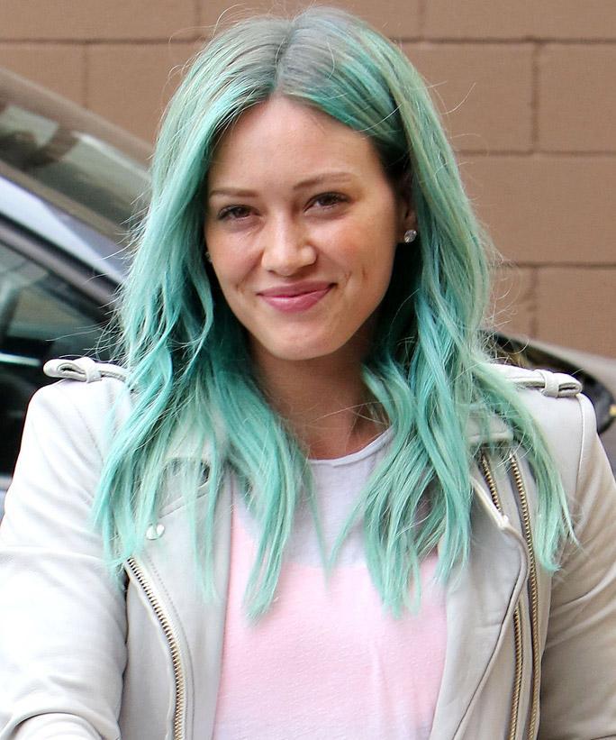 הילארי Duff shows off her new green hair color while arriving at a studio in Los Angeles, CA ***NO DAILY MAIL SALES***