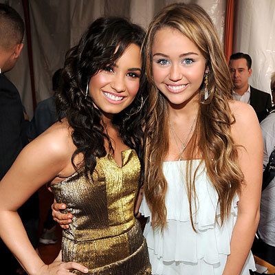 데미 Lovato, Miley Cyrus in Sheri Bodell, 2009 Kids Choice Awards, Los Angeles