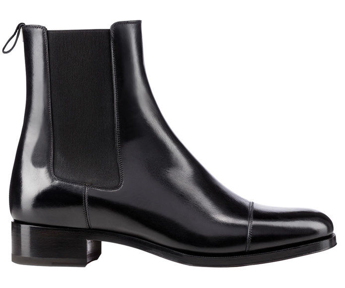 הוסף a cool factor to your suit with these leather boots. 