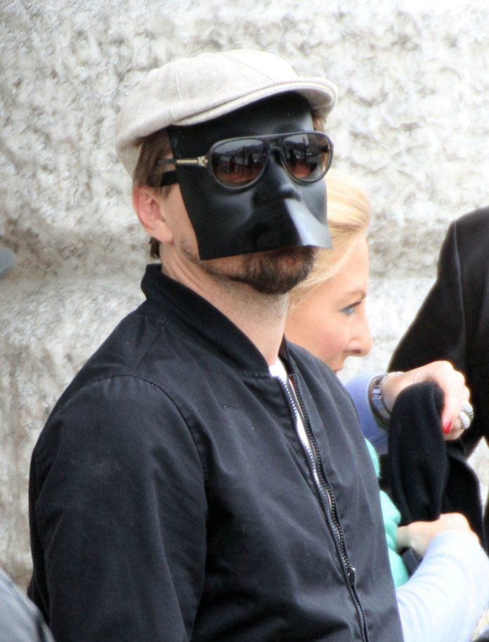 ליאו Walking Around Venice in a Dark Mask 