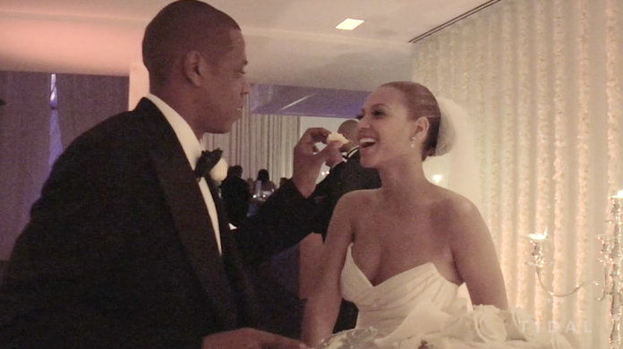 君は haven't LIVED until you've seen Jay feed Bey wedding cake. 