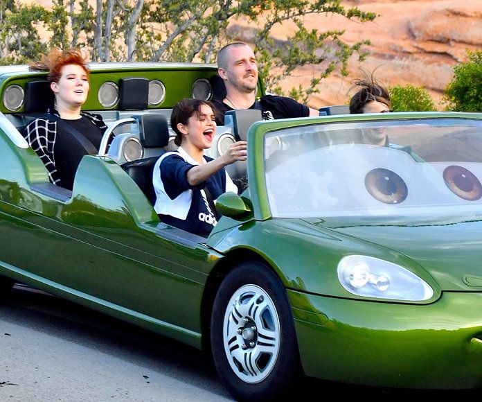 셀레나 Gomez at Disneyland 