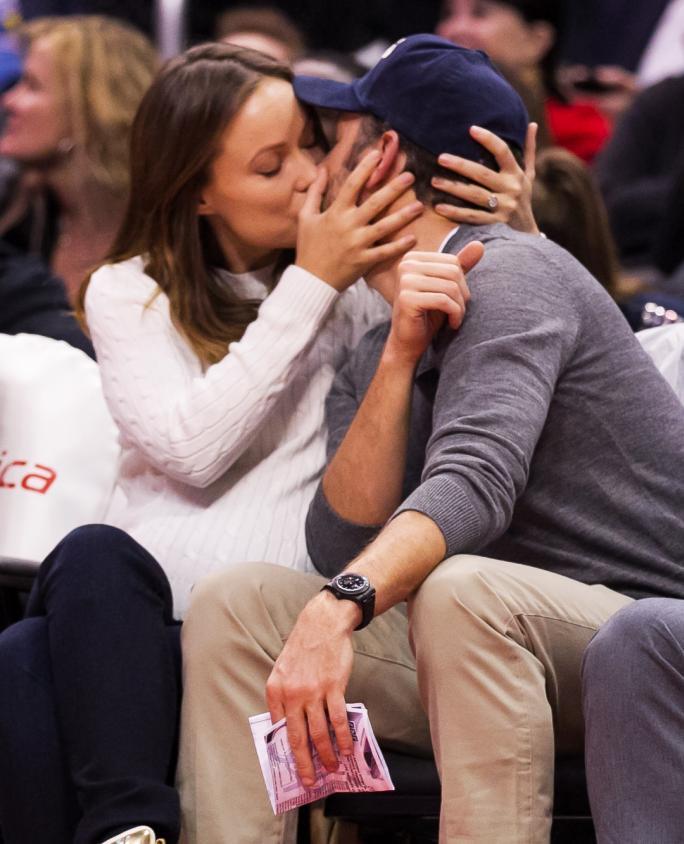 א Pregnant Olivia Wilde and Jason Sudeikis Caught on the Kiss Cam at the Clippers Game in Los Angeles