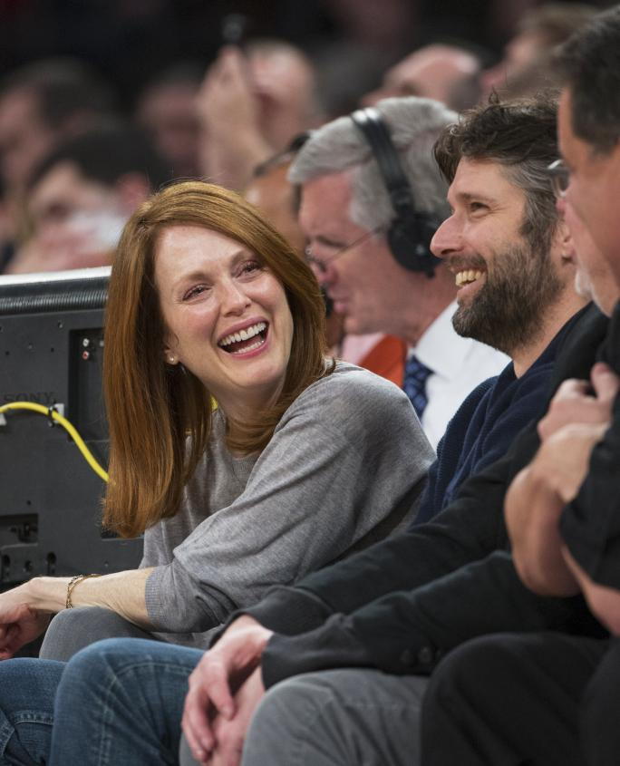 שחקנית Julianne Moore and her husband Bart Freundlich enjoy the Knicks game seated court side on 