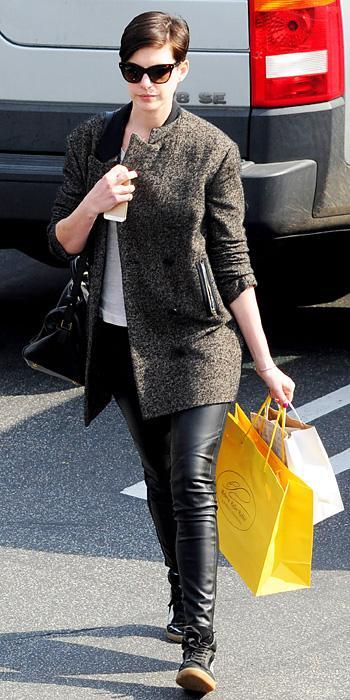 סלבריטאים in Sneakers: Anne Hathaway
