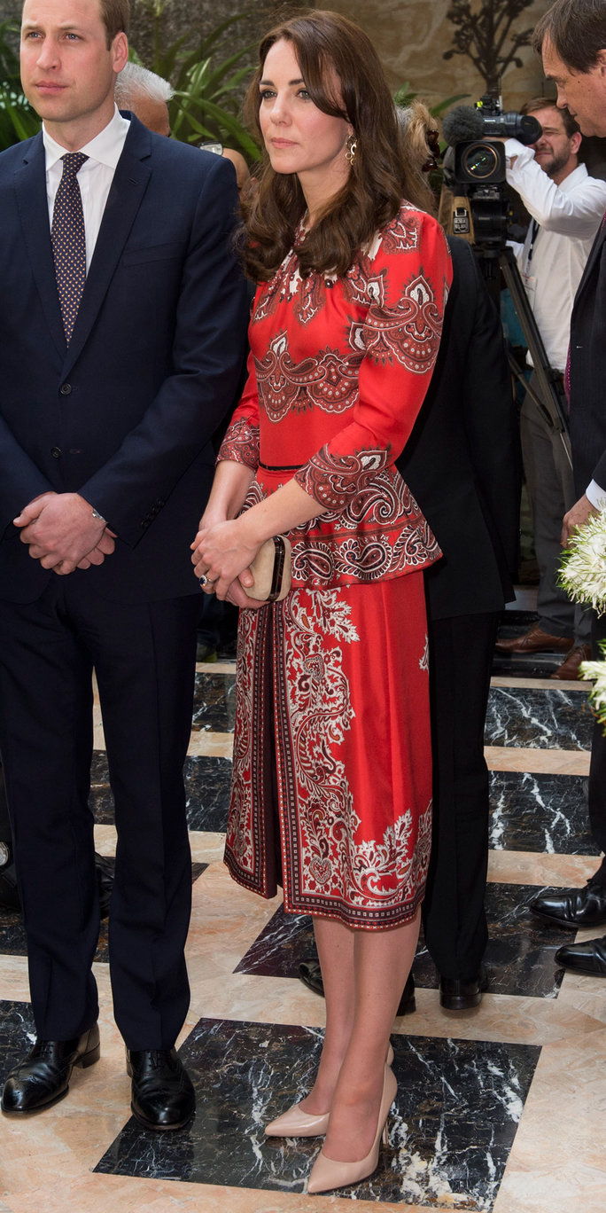 קתרין, Duchess of Cambridge and Prince William, Duke of Cambridge lay a wreath at Taj Hotel, scene of Mumbai terror attacks on April 10, 2016 in Mumbai, India.