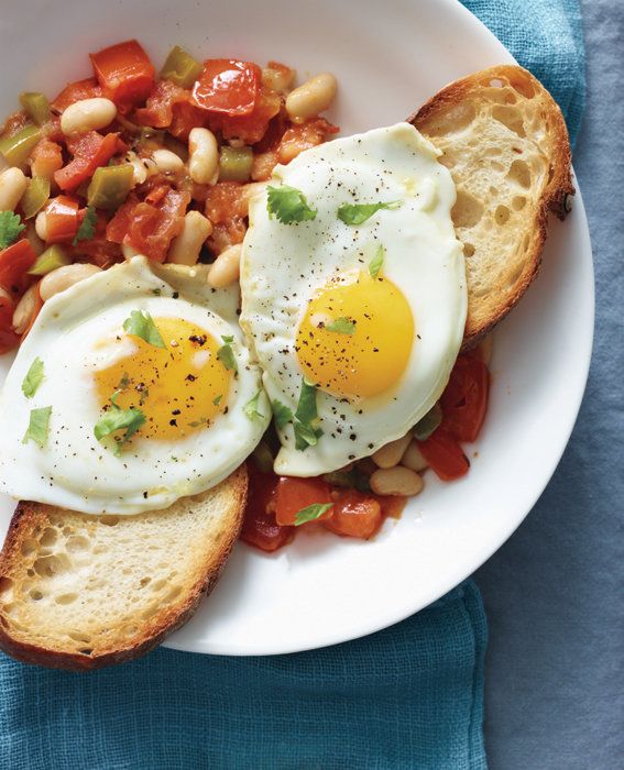 매운 Eggs With Tomato & Cannellini Beans recipe