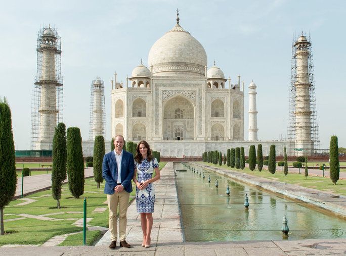 ב the Taj Mahal 