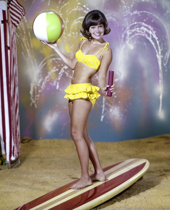 출격 Field in yellow bikini in Gidget 1965