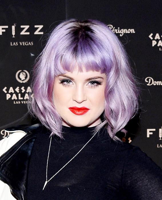 קלי Osbourne with purple hair