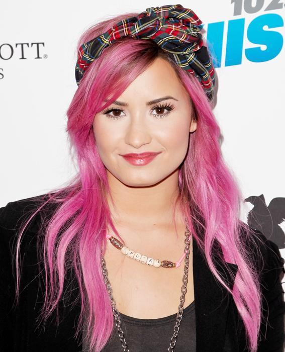 דמי Lovato pink hair and plaid headband