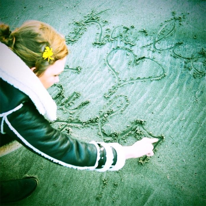 מתי Karlie expressed her love for Taylor in the sand on their Big Sur road trip. 