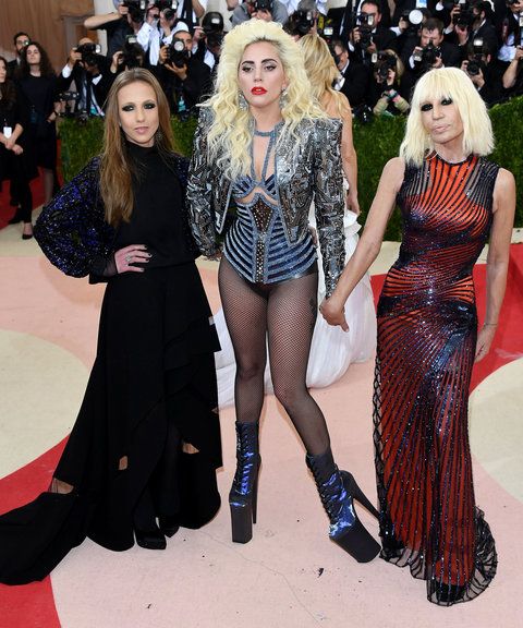 레이디 Gaga + Donatella Embed