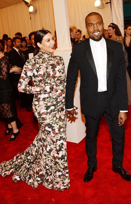 קים Kardashian and Kanye West attend the Costume Institute Gala