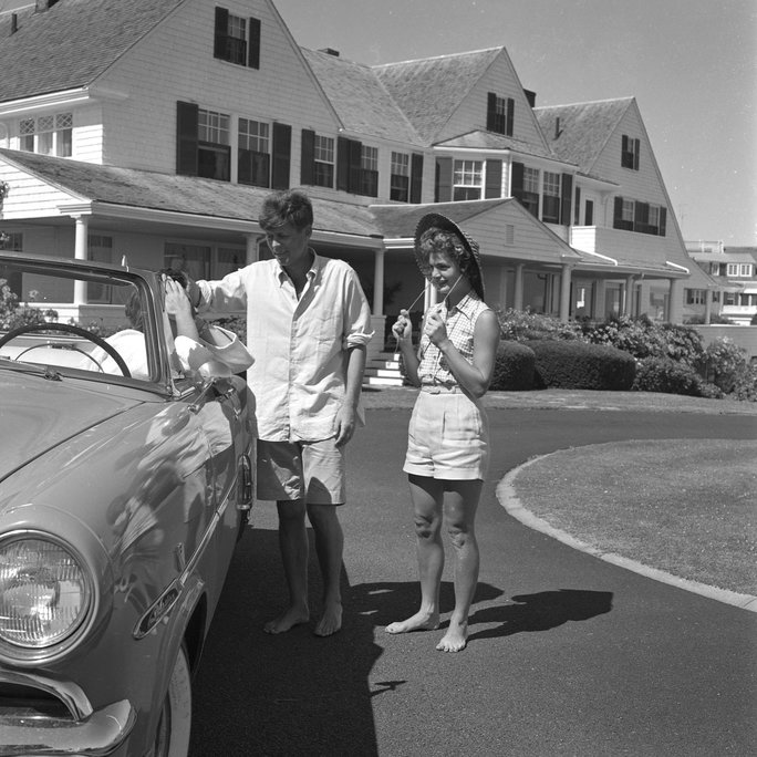 に the driveway of the Kennedy summer home 