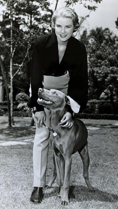 일월 1956, American actress Grace Kelly, pictured with her dog
