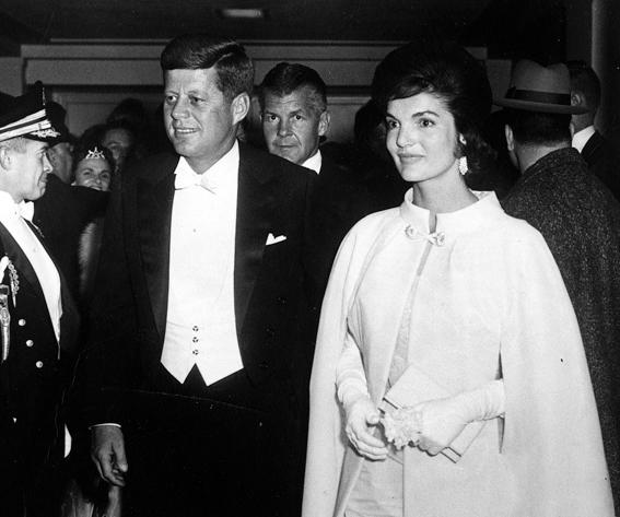 ג'קי Onassis, President John F. Kennedy and First Lady Jacqueline Kennedy attend the inaugural ball