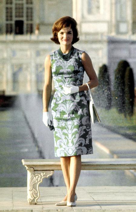 ג'קי Onassis, First Lady Jackie Kennedy standing on the grounds of the Taj Mahal during visit to India