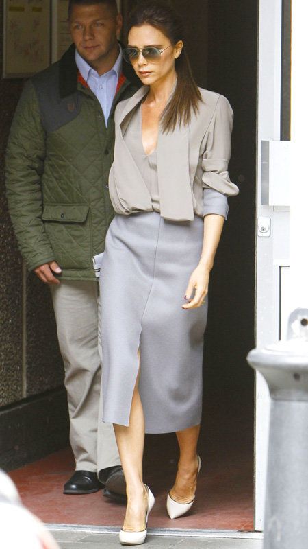 ビクトリア州 Beckham in skirt and beige blazer