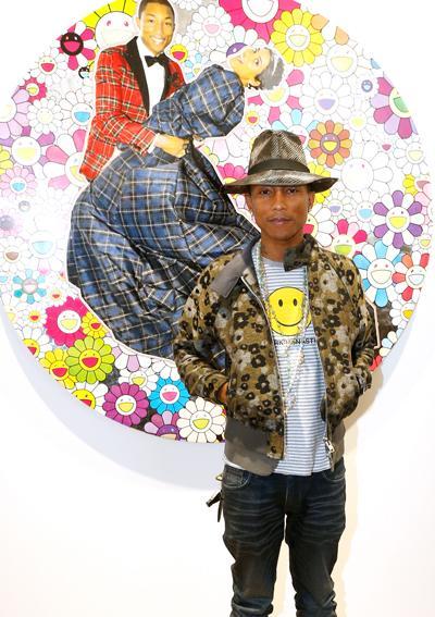 ファレル Williams posing front of the work of Takashi Murakami as he launches Galerie Perrotin's New Art Space with 