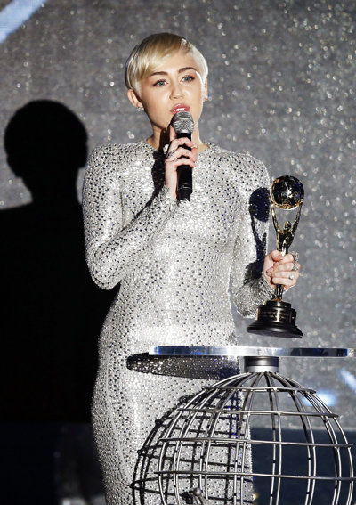마일리 Cyrus speaks after receiving an award during the World Music Awards at Monte Carlo Sporting Club