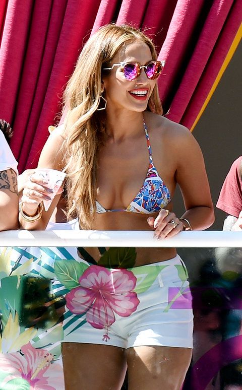 זמר/actress Jennifer Lopez smiles as she hosts the 'Carnival Del Sol' pool party at Drai's Beach Club - Nightclub at The Cromwell Las Vegas on May 29, 2016 in Las Vegas, Nevada. 