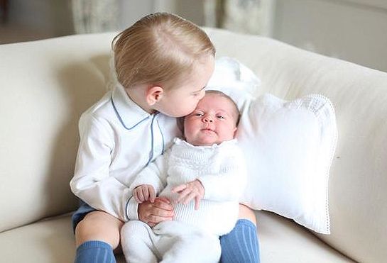 נסיכה Charlotte Gets a Kiss from Prince George 