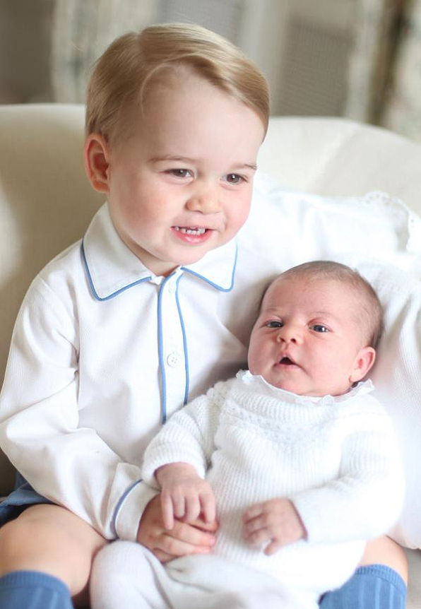 왕자 George Holds Princess Charlotte 