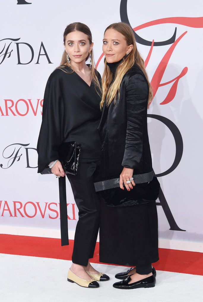 デザイナー Ashley Olsen and Mary-Kate Olsen attend the 2015 CFDA Fashion Awards at Alice Tully Hall at Lincoln Center on June 1, 2015 in New York City.