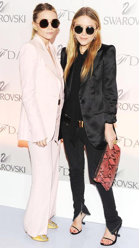 アシュリー Olsen, Mary-Kate Olsen wearing pink suit and black outfit and sunglasses