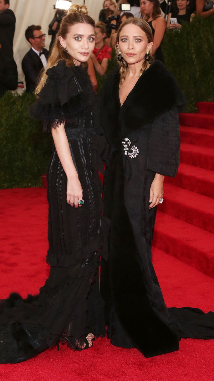 俳優 Mary-Kate and Ashley Olsen attend 'China: Through the Looking Glass', the 2015 Costume Institute Gala, at Metropolitan Museum of Art on May 4, 2015 in New York City.