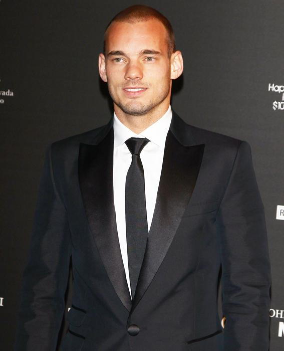 웨슬리 Sneijder in a suit