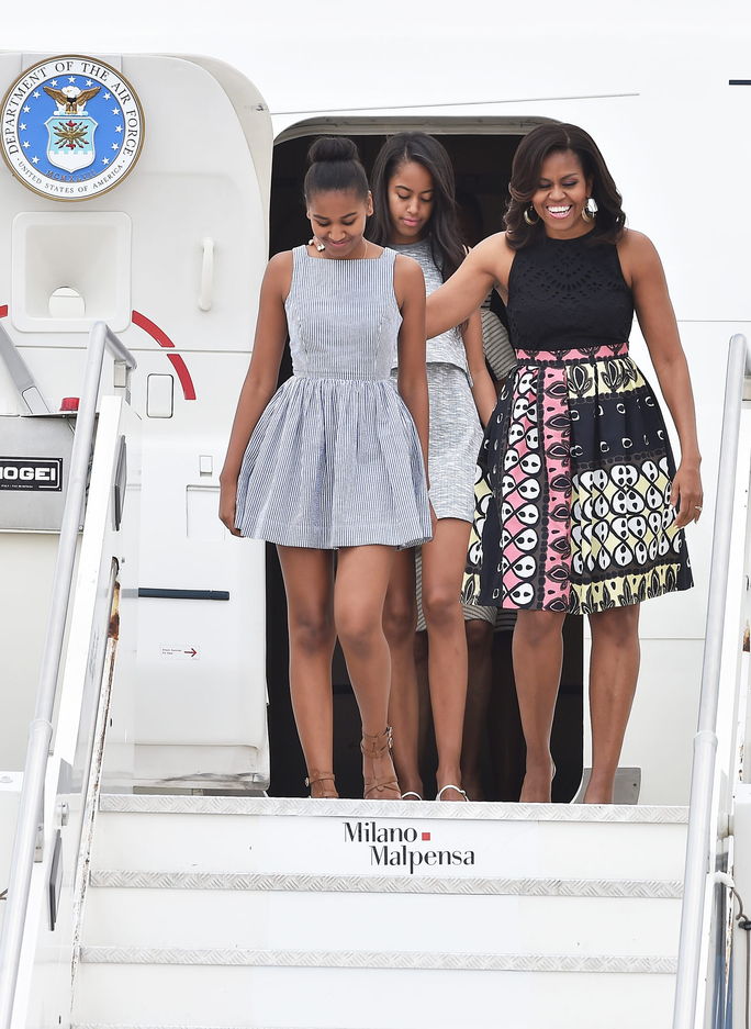 最初 Lady Michelle Obama arrives with daughters Malia Obama (C) and Sasha Obama (L) at Malpensa Airport on June 17, 2015 in Milan, Italy.