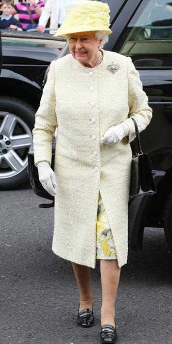 퀸 Elizabeth yellow outfit 2014