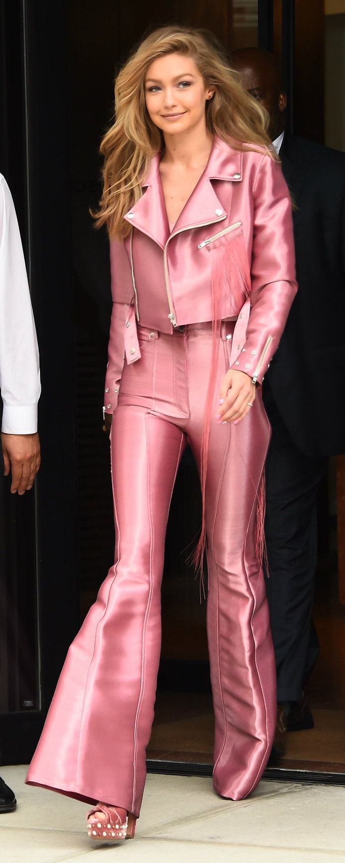 ג'יג'י Hadid Kreist Fall 2017 Pink Suit-Embed 